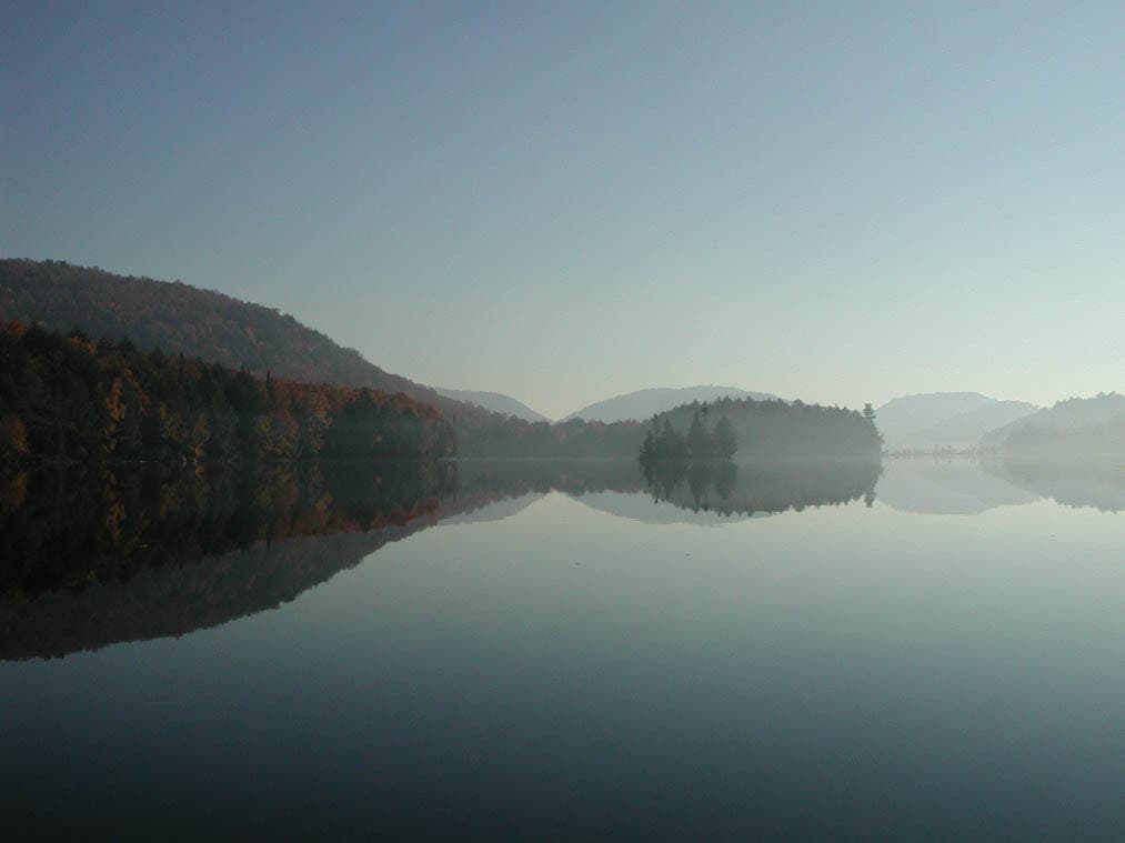 Matin brumeux sur le lac Matabi, automne en Laurentides