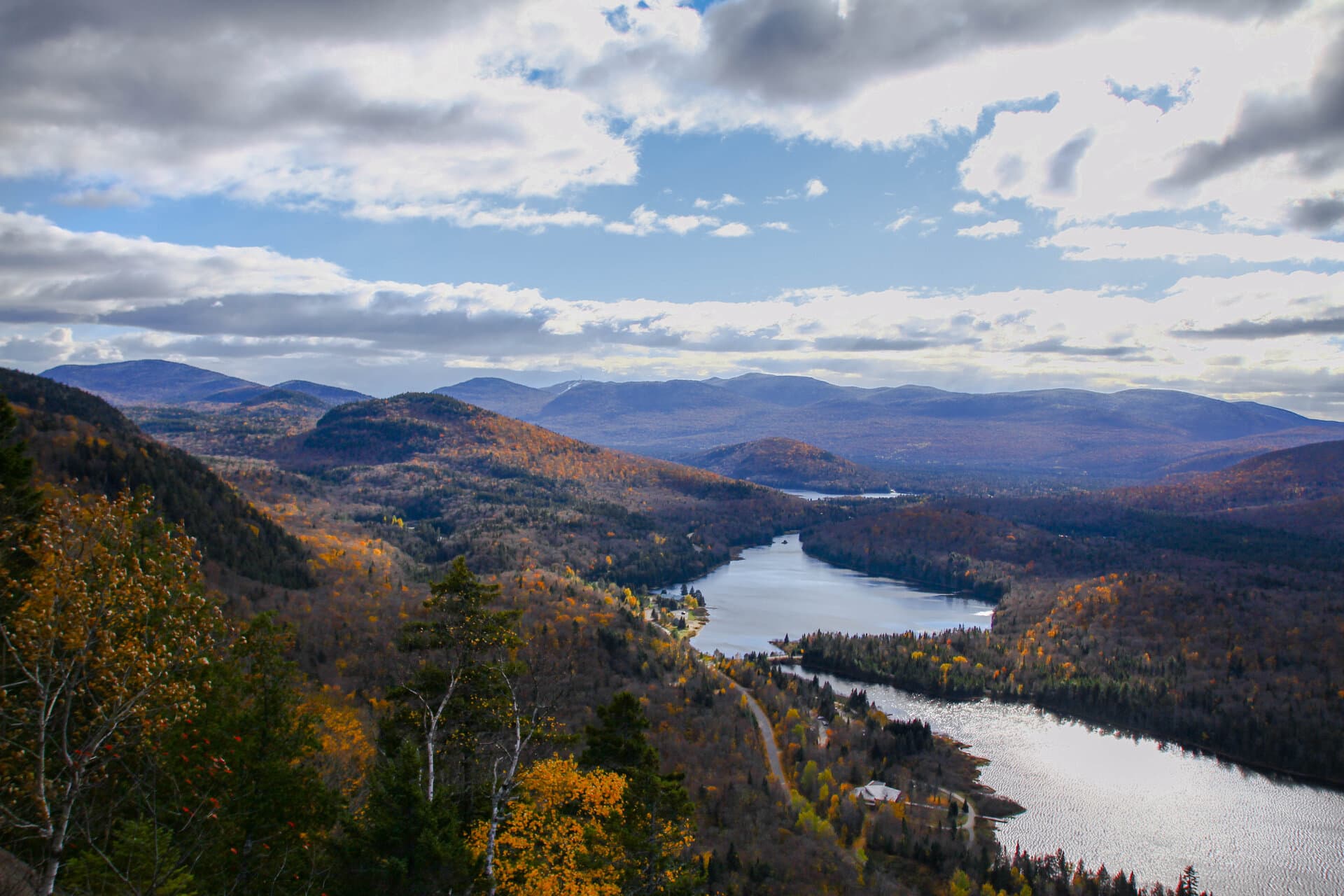 Collines d'automne au-dessus de Mont-Tremblant, Laurentides, Québec