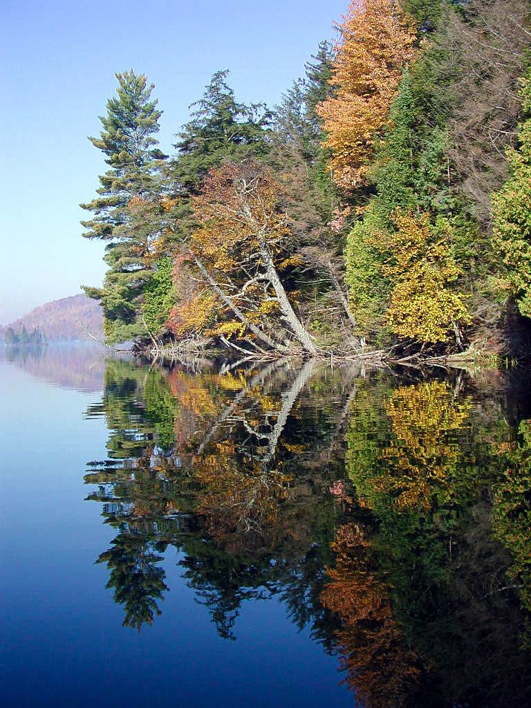 Reflets d'automne sur le lac Matabi, Laurentides