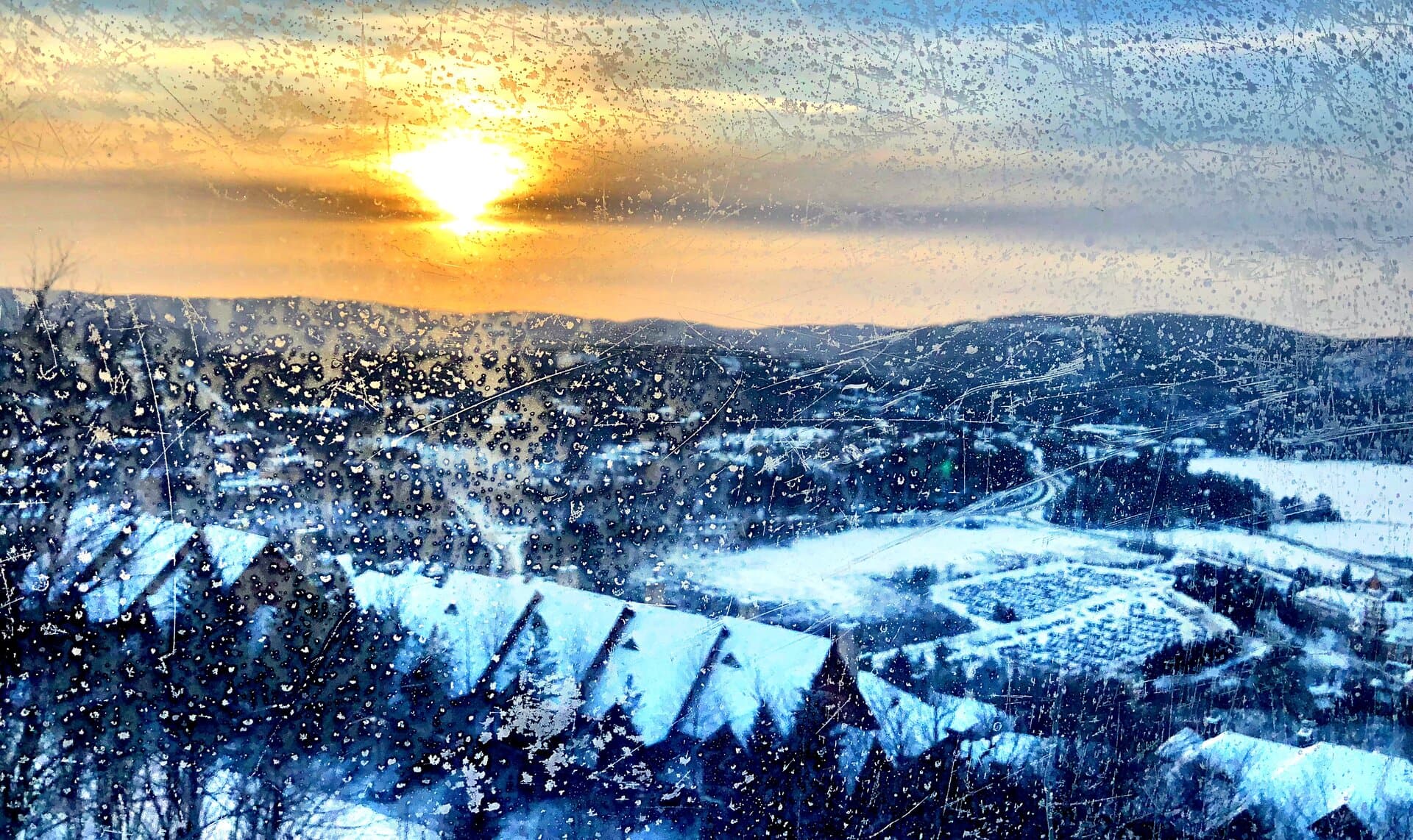 Coucher de soleil glacial au Mont-Tremblant, vue du télécabine