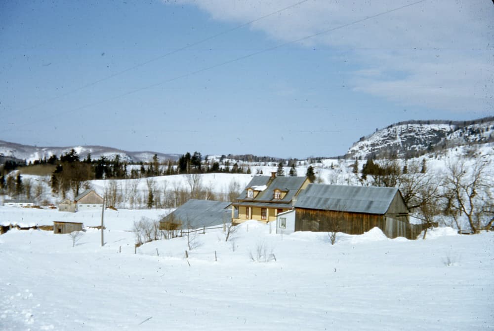 Ferme en hiver dans les Laurentides, Québec